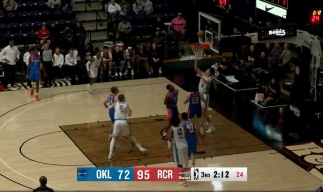 kaiyun-🤩帅啊！杨瀚森高高跃起再收前板 随后拧身反篮打进！本场6前板