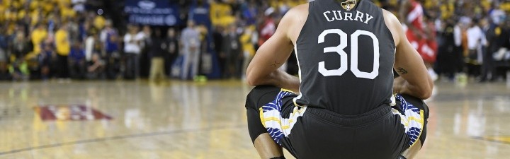 得多难受💔库里已同场目睹了两名队友遭遇十字韧带大伤赛季报销