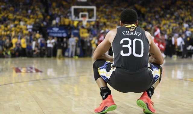 得多难受💔库里已同场目睹了两名队友遭遇十字韧带大伤赛季报销